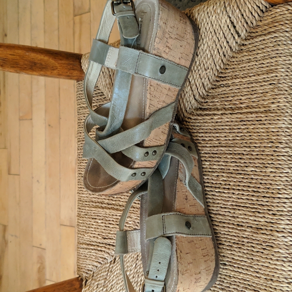 Bussola wedge sandals